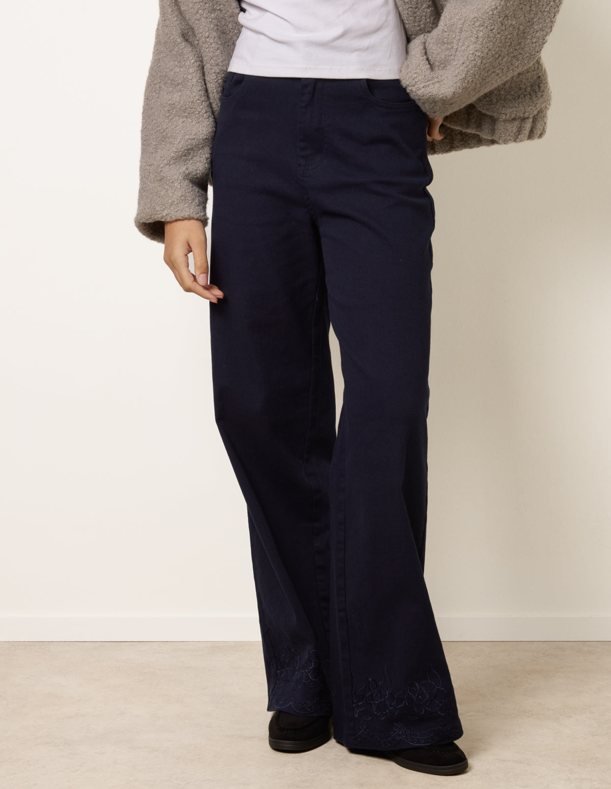 Floral Embroidered Detailed Flared Jeans